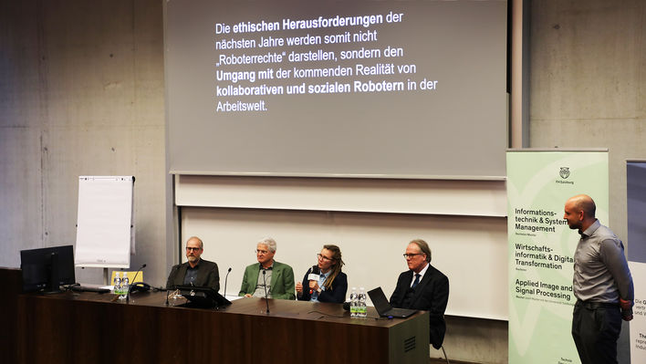 Im Anschluss an die Vorträge diskutierten am Podium (v.l.): Felix Strohmeier, Thomas Heistracher, Regina Schönherr und Gerhard Blechinger. Moderation: Simon Hoher (rechts)