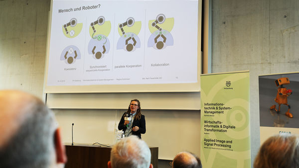 Robotik-Expertin Regina Schönherr von der FH Salzburg gab Einblick in Anwendungsbeispiele für kollaborative Robotik am Handarbeitsplatz.