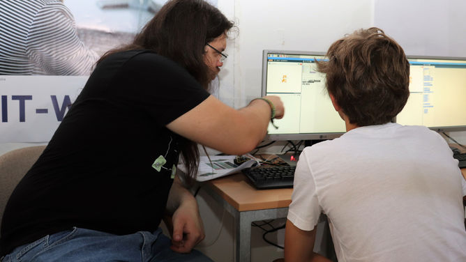 In der IT-Werkstatt von MiniSalzburg konnten die Kinder erste Schritte im Coding setzen. 