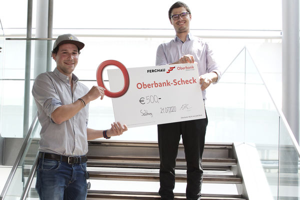 Ferchau übergibt Stipendium an Wirtschaftsinformatik-Studenten Nikolaus Pichler.