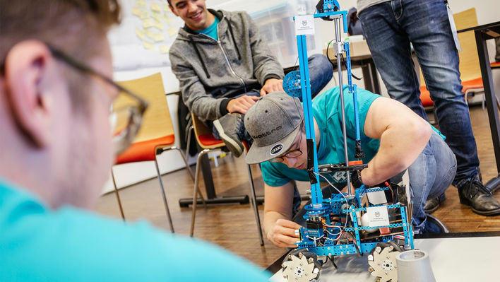 Kreative Ideen, technisches Geschick und ein Quäntchen Glück waren beim Robothon 2019 der FH Salzburg gefragt.